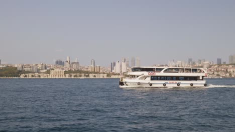 Passagierfähre-Kreuzfahrtschiff-Segelt-Bosporus-Istanbul-Küste