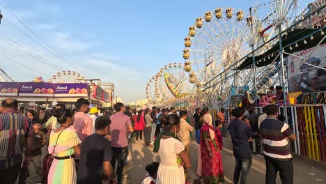 Durante-El-Día-La-Gente-Hace-Cola-Para-Sentarse-En-Las-Atracciones-Del-Parque-De-Atracciones.