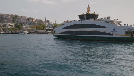 Ferry-De-Pasajeros-Viaja-Desde-El-Bósforo-Hasta-El-Cruce-Continental-De-Estambul