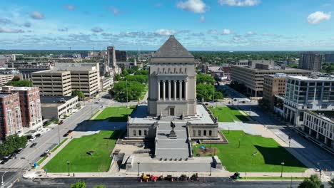 Memorial-De-Guerra-De-Indiana-Y-Museo-En-El-Centro-De-Indianápolis-El-Día-De-Verano