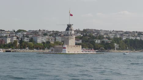 Jungfrauenturm,-Historisches-Wahrzeichen,-Bosporus-Inselrestaurant