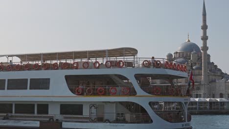 Bosporus-Passagierfähre,-Kreuzfahrtschiff,-Anlegemanöver,-Eminönü-Pier