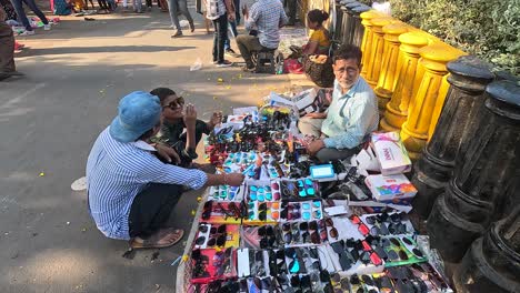 Un-Comerciante-Vende-Gafas-Protectoras-En-La-Calle