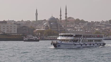Passagierfähre-Fährt-Ab-Eminönü-Dock-Istanbul-Moschee-Minarette-Skyline