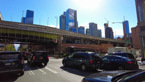 Toma-POV-Desde-Un-Automóvil-Durante-Un-Viaje-En-La-Carretera-Central-De-Manhattan-Durante-Un-Día-Soleado-En-NVC