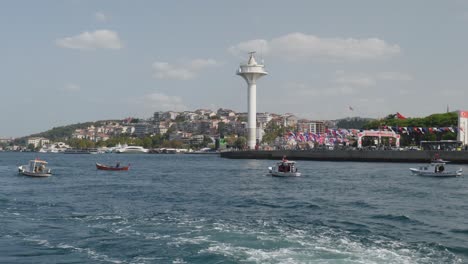 Embarcaciones-De-Recreo-Crucero-Estrecho-Del-Bósforo-Edificio-De-La-Torre-De-Tráfico-Del-Río-Uskudar