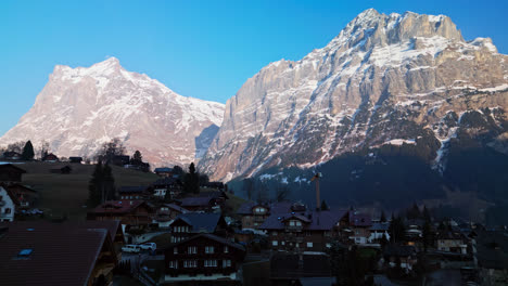 Famoso-Pueblo-De-Montaña-De-Grindelwald,-Suiza,-En-La-Base-De-La-Roca-Del-Eiger.