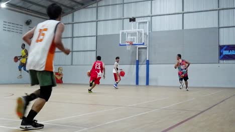 Joven-Jugador-De-Baloncesto-En-Sesión-De-Práctica