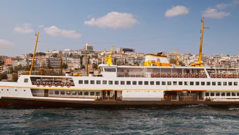 Große-Passagierfähre,-Kreuzfahrt,-Bosporus,-Istanbul,-Skyline,-Eminonu