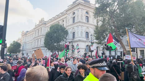 Los-Seguidores-Propalestinos-Se-Manifiestan-En-Las-Calles-De-Londres,-Marchando-Con-Lemas-Y-Banderas-Inscritas.