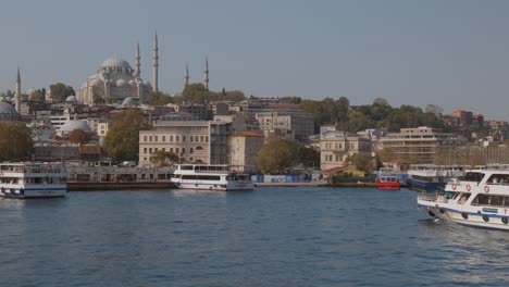Passagierfähre-Kommt-An-Eminönü-Dock-Süleymaniye-Moschee-Minarette-Skyline