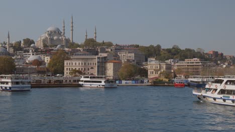 Llega-El-Ferry-De-Pasajeros-Muelle-Eminonu-Horizonte-De-Los-Minaretes-De-La-Mezquita-De-Süleymaniye