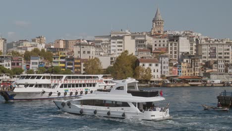 Beinahe-Kollision,-Fähre,-Stark-Befahrene-Wasserstraße,-Die-Das-Goldene-Horn-In-Galata-überquert