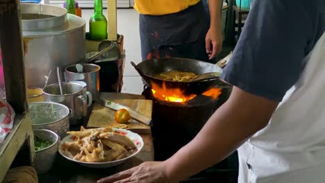 El-Vendedor-De-Comida-Indonesia-Está-Cocinando-Comida.