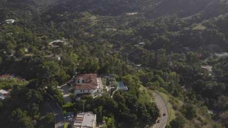 4K-Luftaufnahme-Eines-Riesigen-Anwesens-Am-Benedict-Canyon-In-Beverly-Hills,-Kalifornien