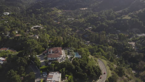 Antena-4k-De-Una-Enorme-Propiedad-Frente-Al-Cañón-Benedict-En-Beverly-Hills-California