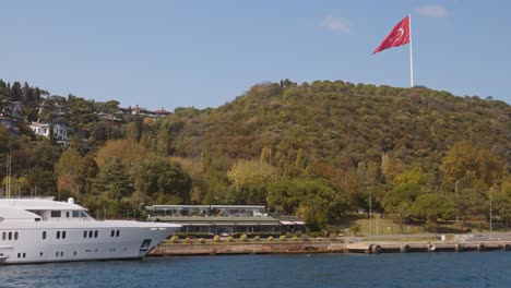 Türkische-Flagge-Auf-Der-Hügellandschaft-Mit-Blick-Auf-Den-Bosporus