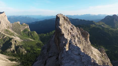 Eine-Luftperspektive,-Die-Die-Schroffen-Gipfel-Der-Dolomiten-Zeigt,-Hervorgehoben-Durch-Das-Sanfte-Licht-Der-Sonne
