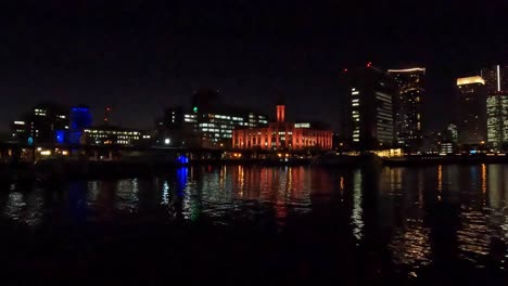 Wunderschöne-Nachtlichter-Der-Skyline-Und-Der-Uferpromenade-Von-Yokohama-Minato-Mirai
