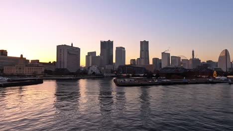 Süßgoldener-Sonnenuntergang-Im-Winter-Und-Lichtbeleuchtung-Aus-Dem-Stadtbild-Der-Stadt-Yokohama,-Der-Skyline-Und-Dem-Bürogebäude-Sowie-Der-Innenstadt-Im-Minatomirai-Gebiet,-Hafen-Der-Stadt-Yokohama,-Kanagawa,-Japan