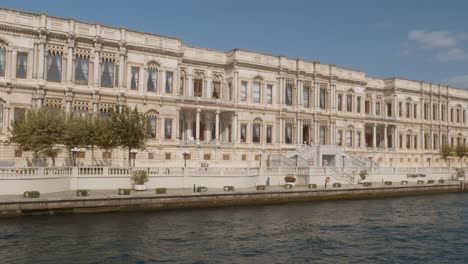 Hermosa-Fachada,-Palacio-Imperial-Otomano-Ciragan-Hotel-De-Lujo-Bósforo
