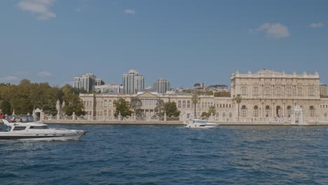 Barcos-De-Recreo-Cruzan-El-Bósforo-Con-El-Palacio-De-Dolmabahce-Como-Telón-De-Fondo.