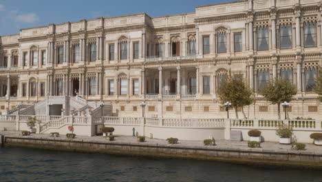 Prächtige-Fassade,-Luxushotel-Imperial-Ciragan-Palace-Bosporus