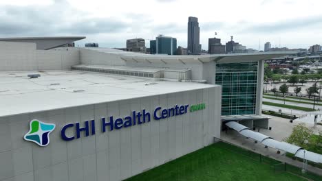 Chi-Health-Center-In-Omaha-Mit-Der-Skyline-Der-Stadt-In-Der-Ferne-An-Einem-Bewölkten-Tag