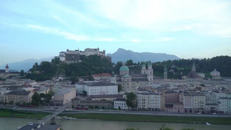 Panorama-De-Salzburgo-Durante-La-Hora-Azul-A-última-Hora-De-La-Tarde,-Cuando-El-Anochecer-Casi-Se-Pone-Con-La-Fortaleza-De-Hohensalzburg-Al-Fondo