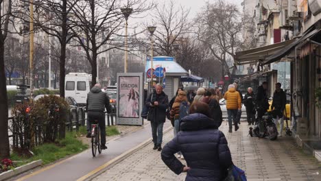 Menschen-Gehen-Auf-Einem-Fußweg-In-Tirana,-Albanien