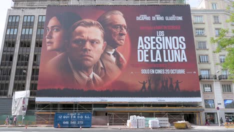 Un-Gran-Cartel-Publicitario-Que-Promociona-La-Película-Killers-Of-The-Flower-Moon,-Producida-Por-Paramount-Pictures-Y-Apple-Studios,-Y-Dirigida-Por-Martin-Scorsese,-Vista-En-Las-Calles-De-Madrid,-España.