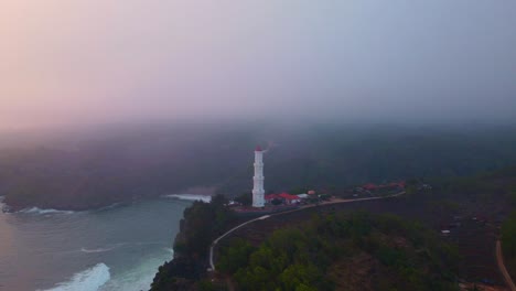 Luftaufnahme-Des-Leuchtturms-Am-Baron-Beach-Bei-Sonnenuntergang
