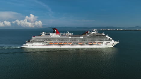 Toma-De-Seguimiento-Aéreo-Siguiendo-El-Crucero-Panorámico-De-Carnaval-En-El-Golfo-De-México.