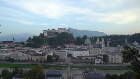 Panorama-De-La-Ciudad-De-Salzburgo-Durante-La-Hora-Azul