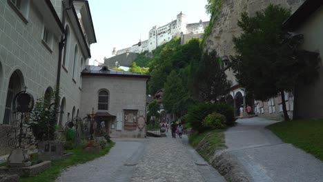 Fortaleza-De-Hohensalzburg-Visible-Desde-St.-Cementerio-De-La-Abadía-De-Peter