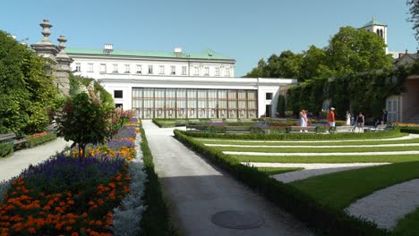 Los-Turistas-Disfrutan-Del-Día-Soleado-En-Los-Jardines-Del-Palacio-Mirabell.