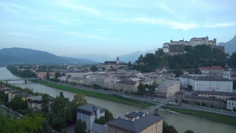 Salzburg-Panorama-Am-Späten-Abend,-Als-Die-Dämmerung-Fast-Unterging,-Mit-Der-Festung-Hohensalzburg-Im-Hintergrund