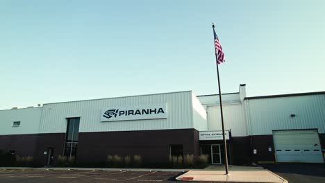 Toma-De-Viaje-Del-Almacén-De-Pirahana-Con-Logotipo-Y-Bandera-De-EE.-UU.,-Rockford-Illinois