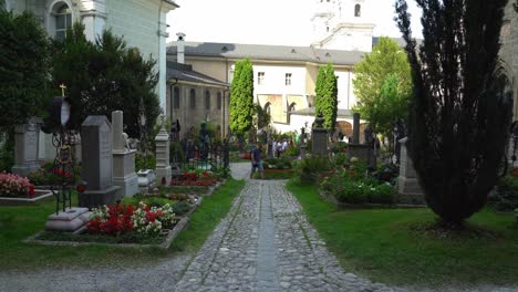 Camino-De-Piedra-Muy-Antiguo-Dentro-De-St.