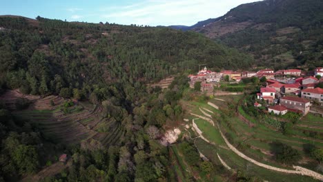 Fliegen-Sie-über-Das-Dorf-Und-Das-Landwirtschaftliche-Feld-Von-Sistelo,-Portugal-4k