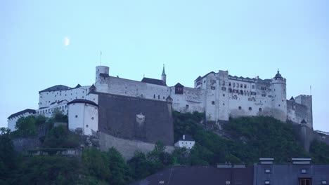 La-Luna-Brilla-Sobre-Salzburgo-Fortaleza-De-Hohensalzburg