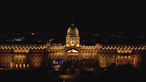 Filmischer-Drohnenschuss-über-Der-Budaer-Burg-Bei-Nacht