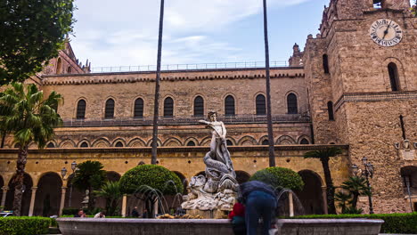 Timelapse-De-La-Catedral-De-Monreale,-Declarada-Patrimonio-De-La-Humanidad-Por-La-Unesco,-Con-Una-Gran-Vista-De-La-Arquitectura-Histórica-Amurallada-De-La-Edad-Media-Del-Colorido-Casco-Antiguo-De-Palermo,-La-Capital-De-Sicilia.