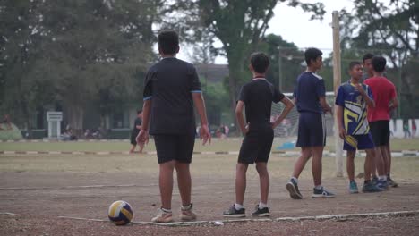 Kinder-Bereiten-Sich-Darauf-Vor,-In-Indonesien-Volleyball-Zu-Spielen