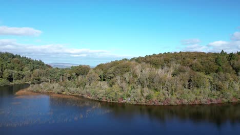 Luftaufnahme-Der-Clonbur-Seen-Und-Der-Umliegenden-Landschaft-Vor-Blauem-Himmel-In-Der-Grafschaft-Galway,-Irland