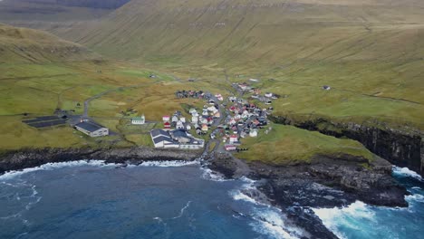 Drohnenaufnahmen-Des-Dorfes-Gjogv-Auf-Der-Insel-Eysturoy-Auf-Den-Färöer-Inseln