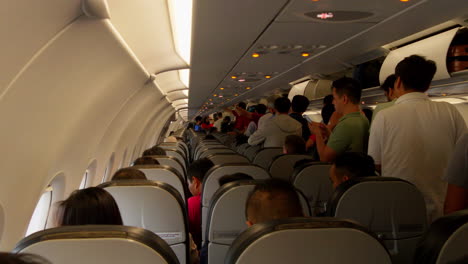 Passagiere-Stehen-In-Geordneter-Reihenfolge-An,-Um-Ihr-Flugzeug-Zu-Verlassen
