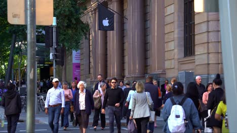 Gran-Enjambre-De-Personas-Cruzando-La-Calle-En-La-Esquina-De-Queen-Y-Edward-Street-Durante-Las-Horas-Pico,-El-Edificio-MacArthur-Chambers,-Declarado-Patrimonio-De-La-Humanidad-En-Brisbane.