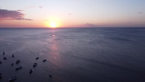 Unglaublicher-Sonnenuntergang-über-Dem-Strand-Und-Den-Booten-In-Mauritius