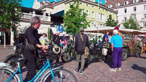 Los-Visitantes-De-Una-Reunión-Sobre-Coches-Antiguos-En-La-Plaza-Waltherplatz-De-Bolzano-Admiran-Los-Vehículos-Expuestos.